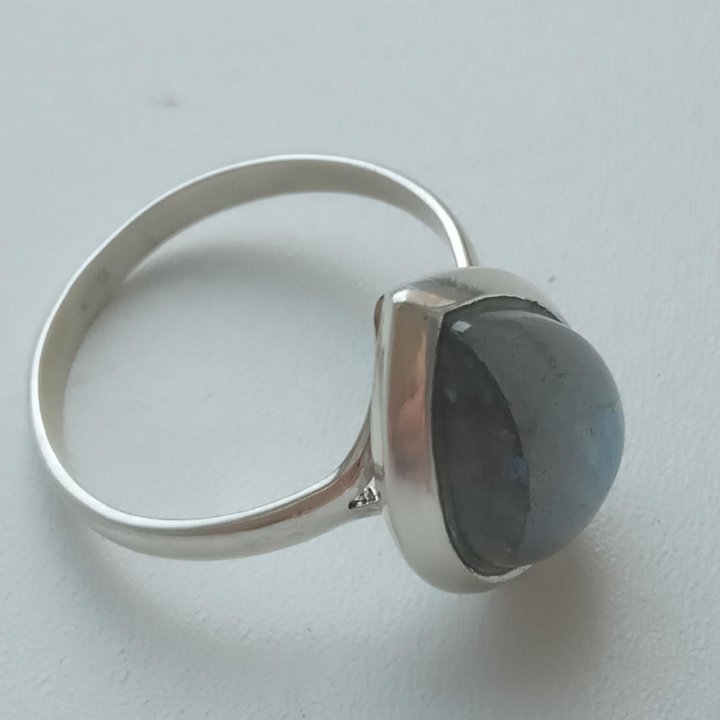 Кольцо с лабрадоритом.