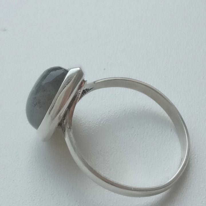 Кольцо с лабрадоритом.