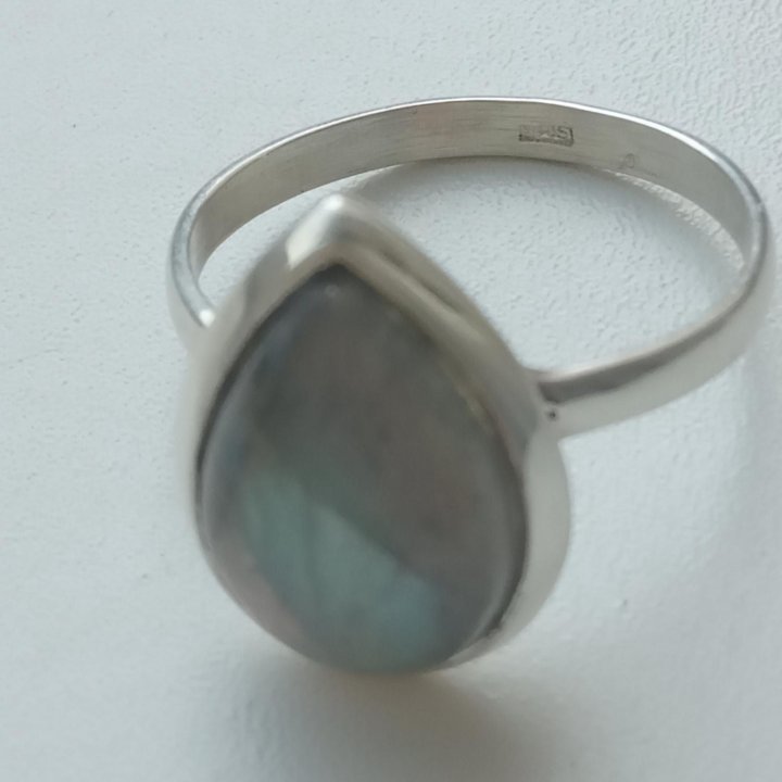 Кольцо с лабрадоритом.