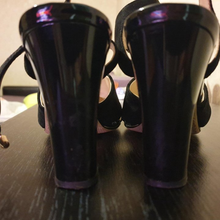 Женская обувь.