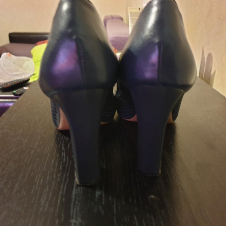 Женская обувь.