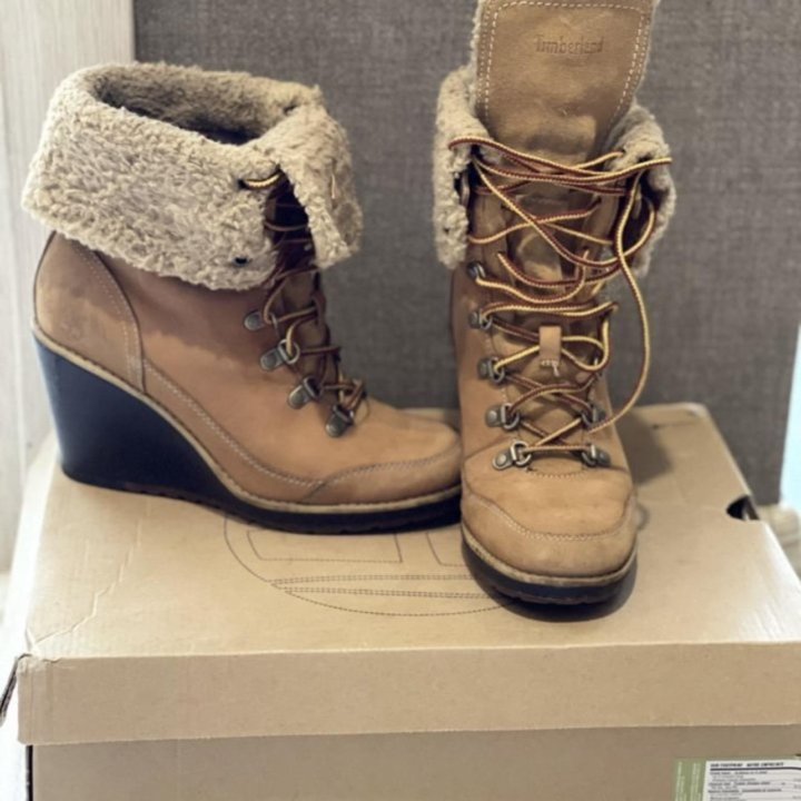 Женские ботинки на танкетке марки Timberland