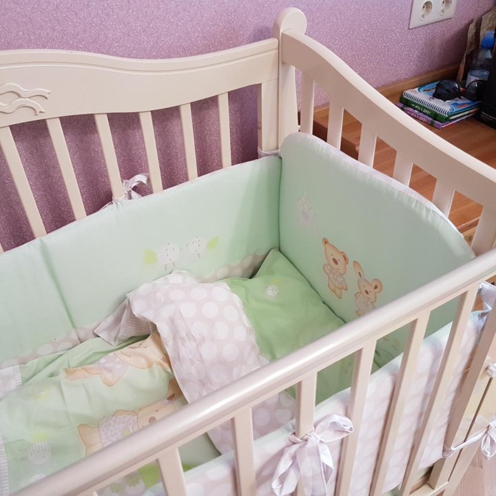 Детская кроватка Гандылян Моника с маятником