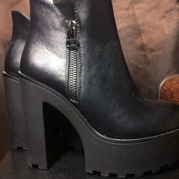 Ботильоны DIVIDED.