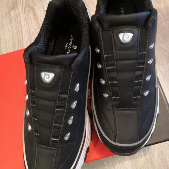 Кроссовки новые