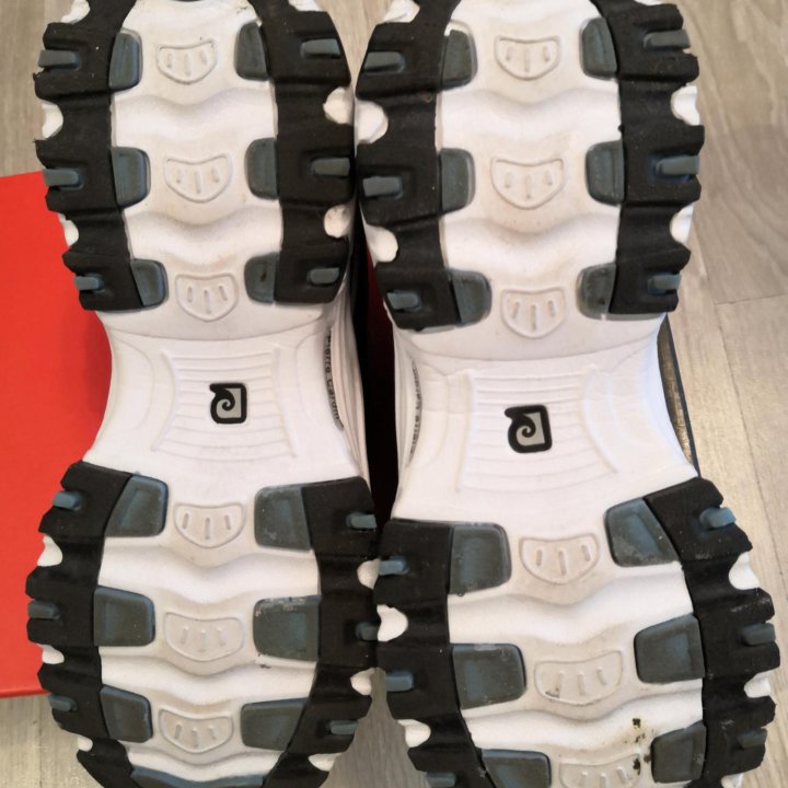 Кроссовки новые