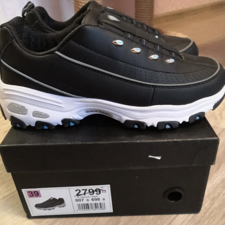 Кроссовки новые