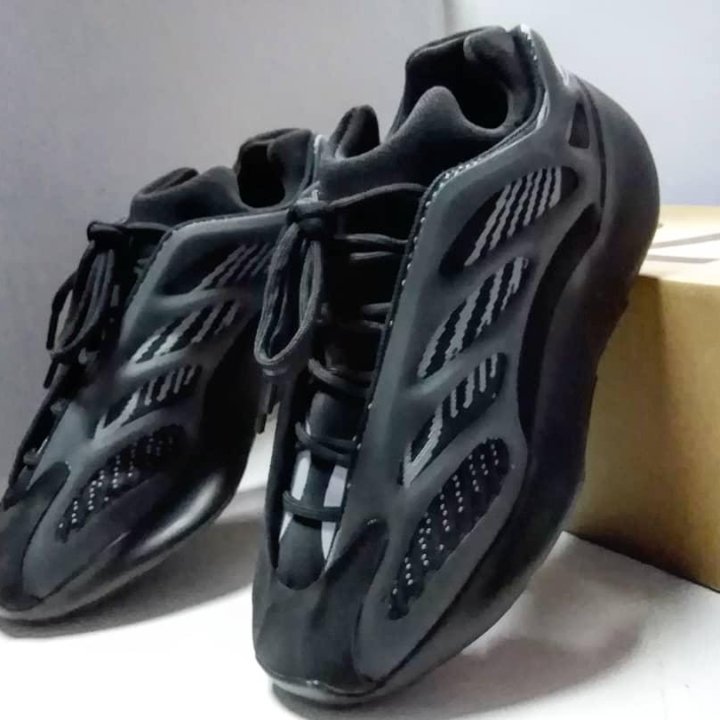 Мужские кроссовки yeezy boost 700 v3