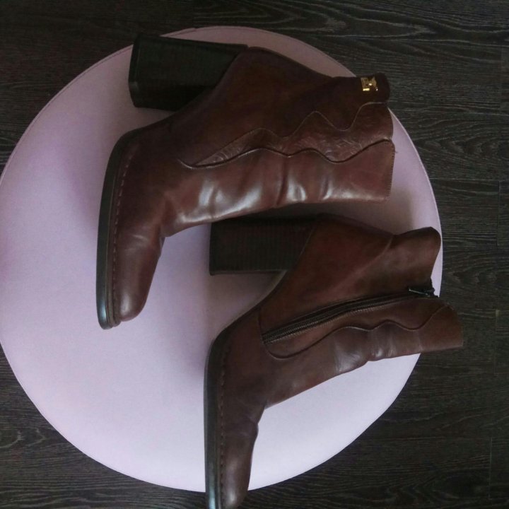 Полусапожки.