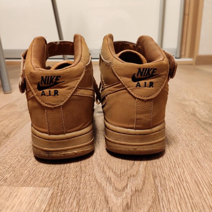 NIKE Air Force 1 Mid Wheat