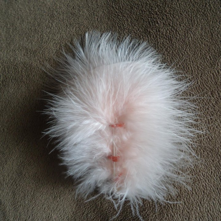 Брошь из перьев