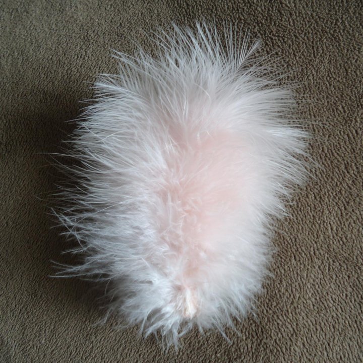 Брошь из перьев