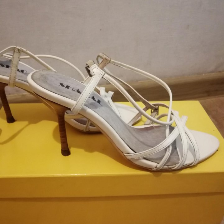 Босоножки белые