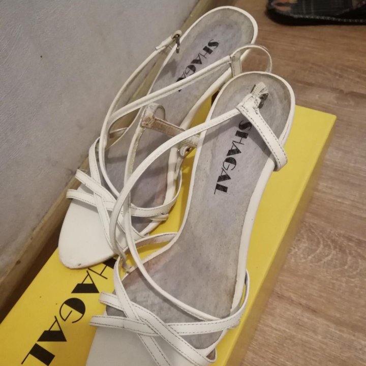 Босоножки белые