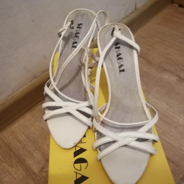 Босоножки белые