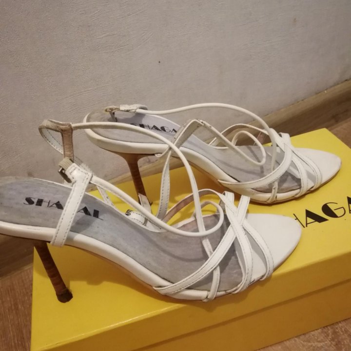 Босоножки белые