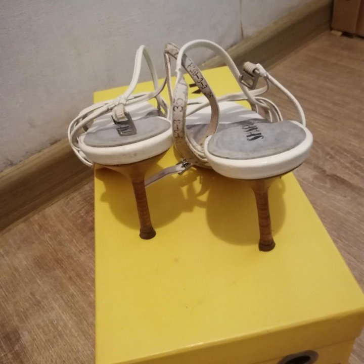 Босоножки белые