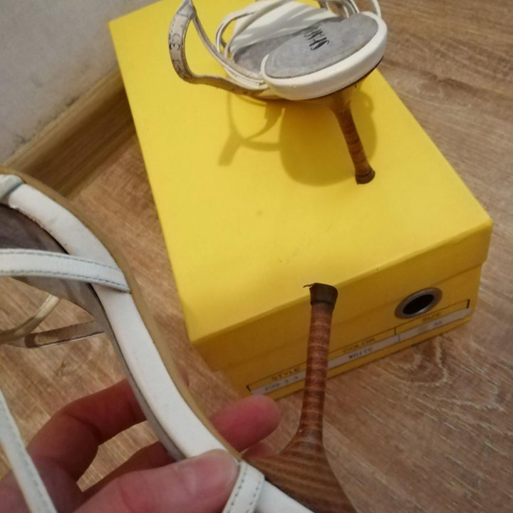 Босоножки белые