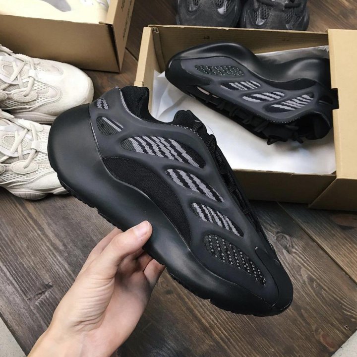  Кроссовки Adidas Yeezy 700