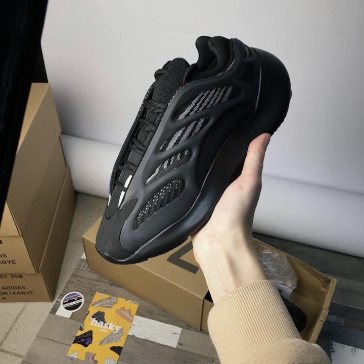  Кроссовки Adidas Yeezy 700