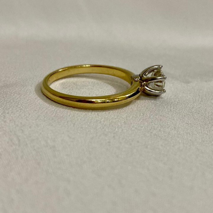 Кольцо с бриллиантом