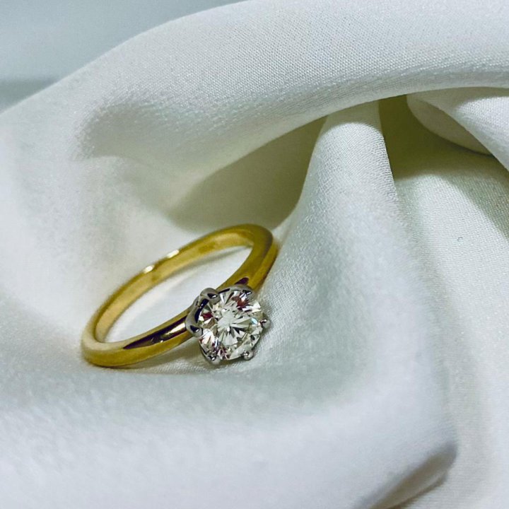 Кольцо с бриллиантом