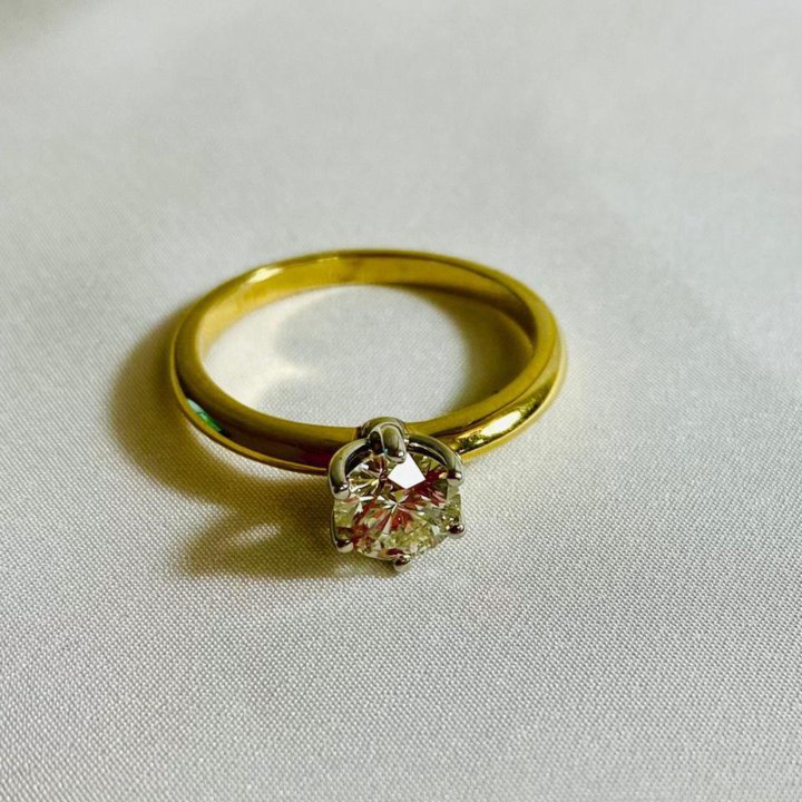 Кольцо с бриллиантом