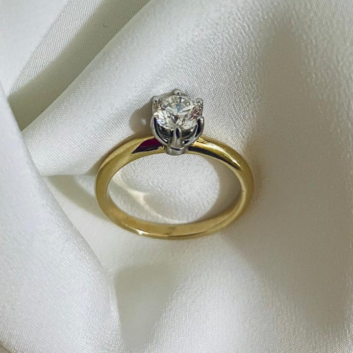 Кольцо с бриллиантом