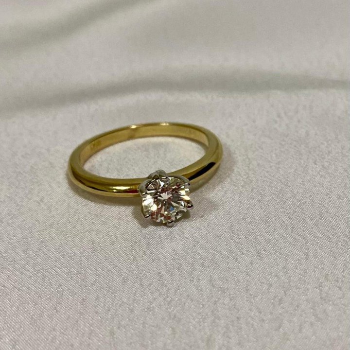 Кольцо с бриллиантом