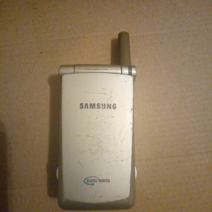 Телефон Samsung J 100