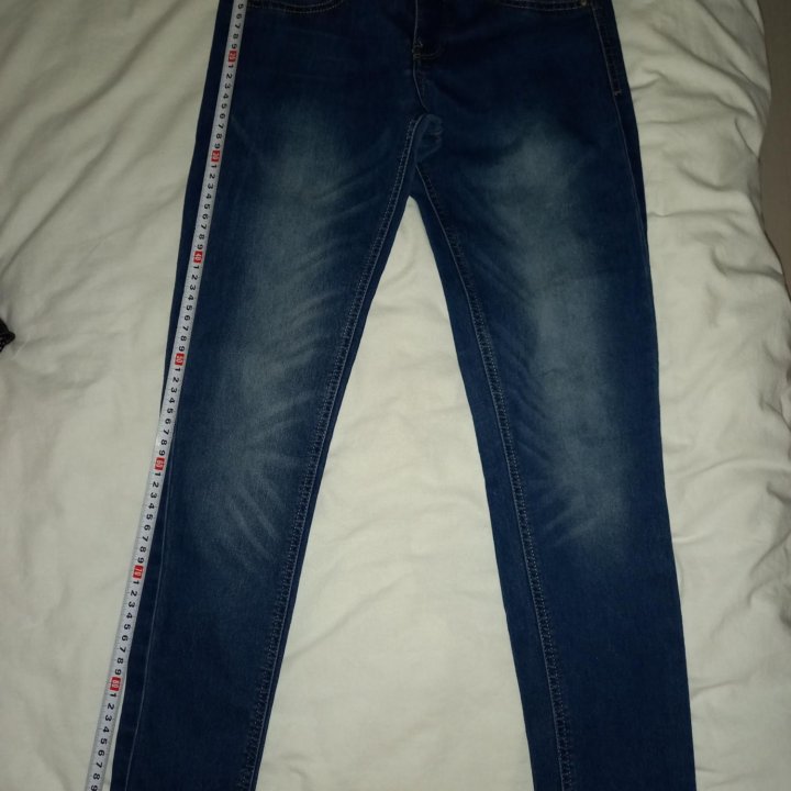 Синие прямые джинсы