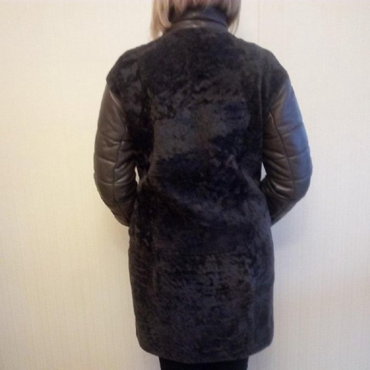 Женское, зимнее, кожаное пальто.