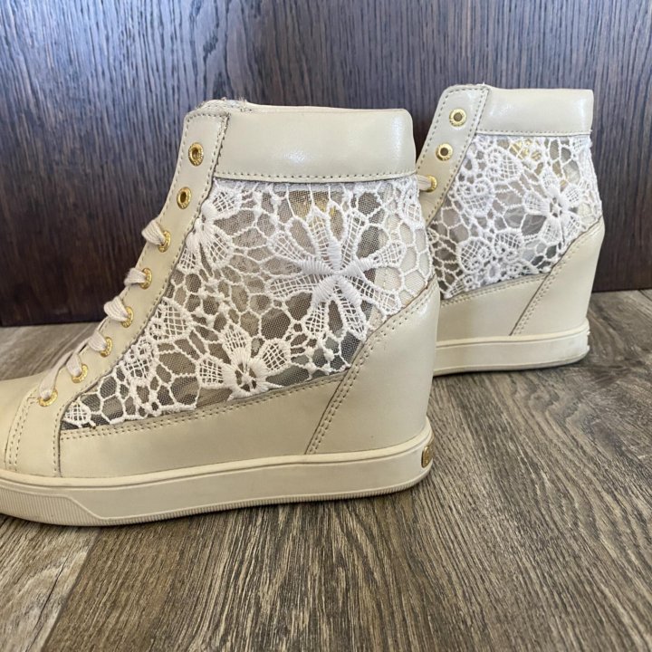 Кроссовки Guess