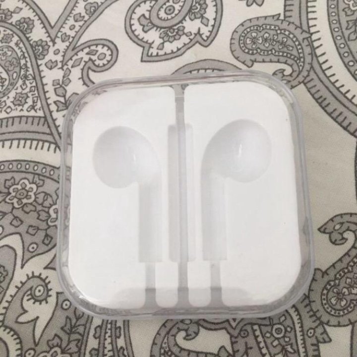 Кейс для EarPods Apple.