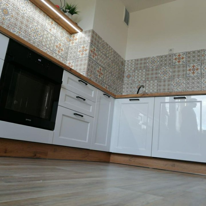 Кухня угловая белая, мебель для кухни.