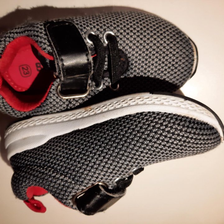 Кроссовки 22