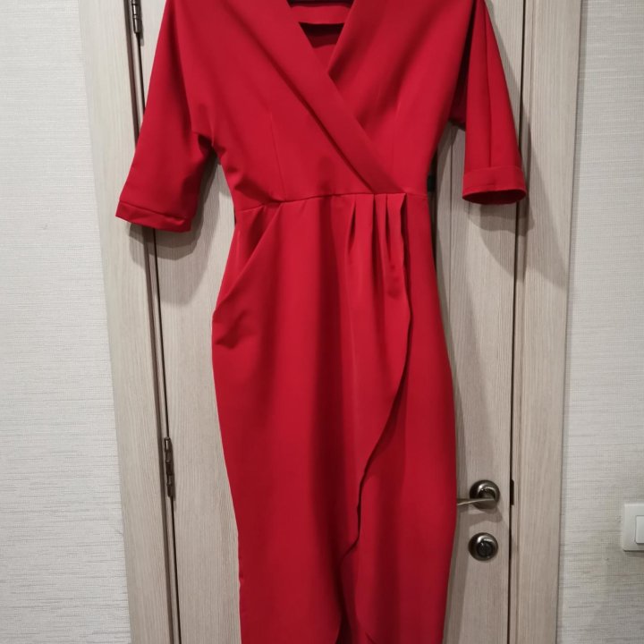 Эффектное длинное красное платье