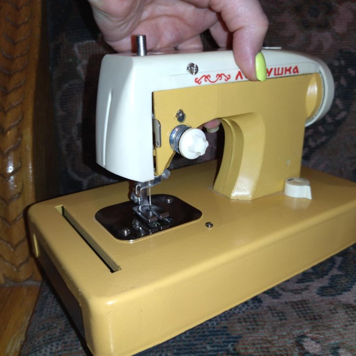 Швейная машинка Ладушка