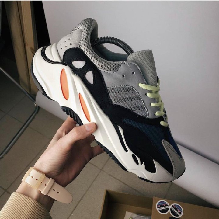  Кроссовки Adidas Yeezy 700