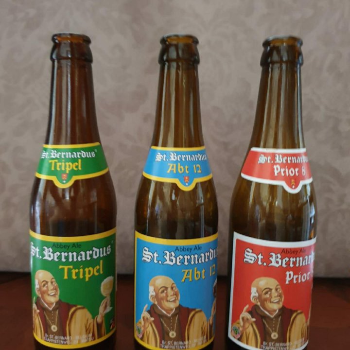 Коллекция пустых бутылок St.Bernardus