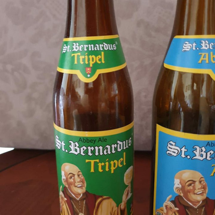 Коллекция пустых бутылок St.Bernardus