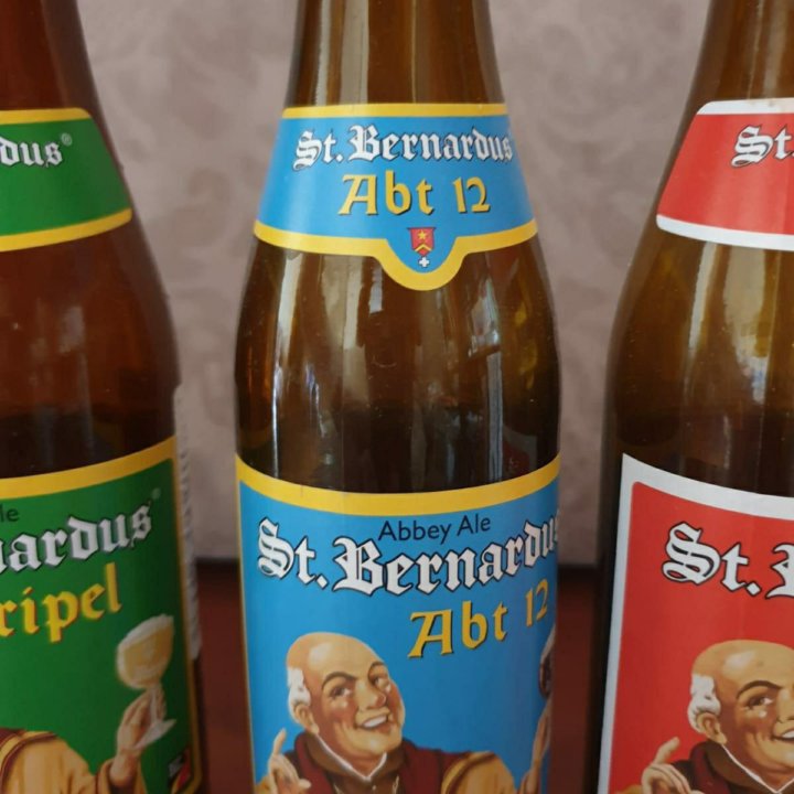 Коллекция пустых бутылок St.Bernardus