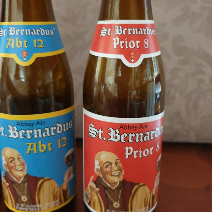 Коллекция пустых бутылок St.Bernardus