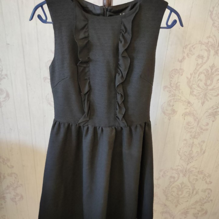 Платье с рюшами