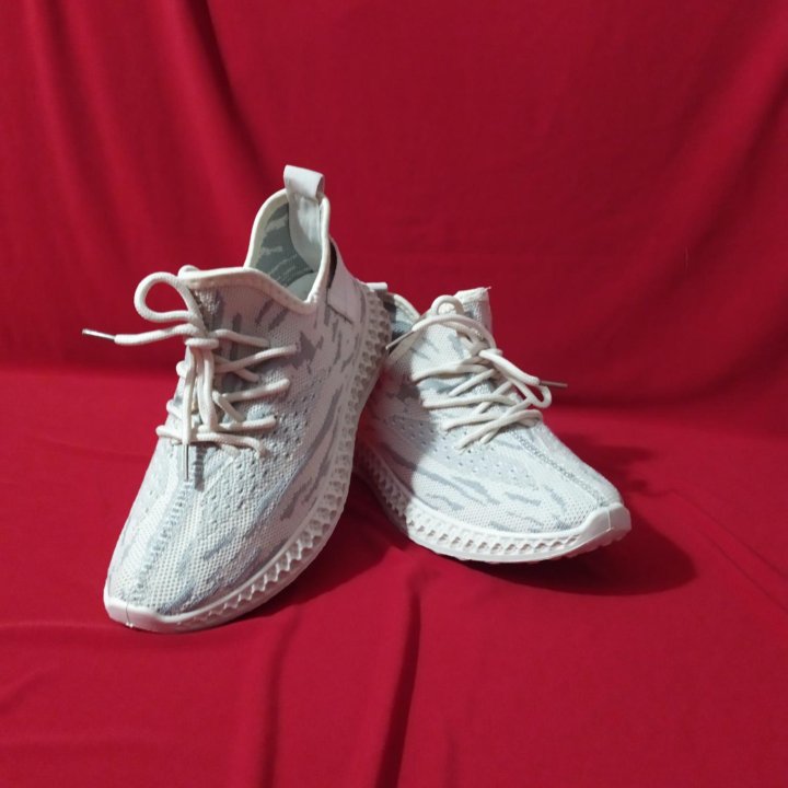 Кроссовки белые