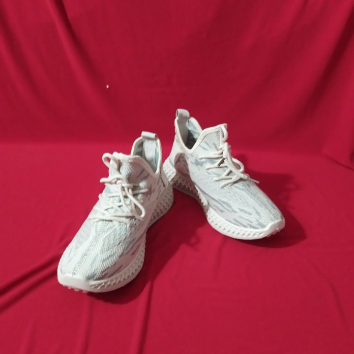 Кроссовки белые