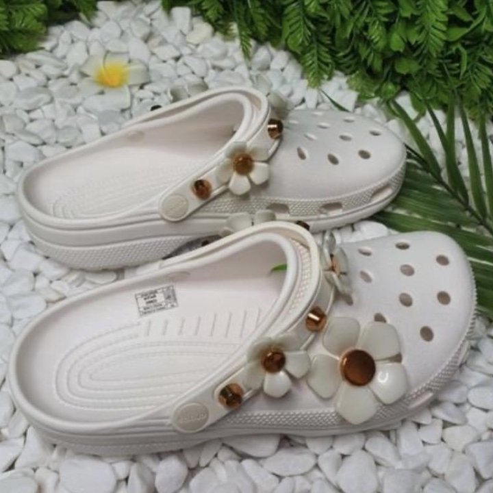 Crocs classic metallic blooms clog