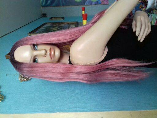 Розовый парик