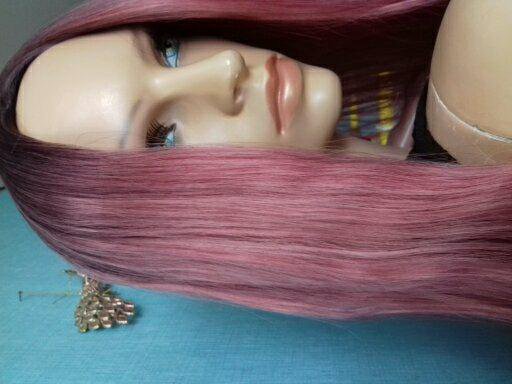 Розовый парик