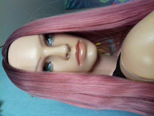 Розовый парик